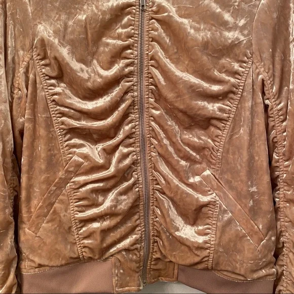 GUESS - Picture 4 of 7